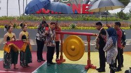PEMUKULAN GONG: Bupati Sumenep, Achmad Fauzi Wongsojudo saat mendampingi Menteri Kebudayaan RI Fadli Zon, saat meresmikan Monumen Keris Arya Wiraraja di Kecamatan Pragaan (SandGT - Seputar Jatim)