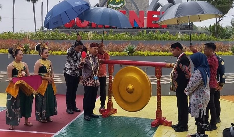 PEMUKULAN GONG: Bupati Sumenep, Achmad Fauzi Wongsojudo saat mendampingi Menteri Kebudayaan RI Fadli Zon, saat meresmikan Monumen Keris Arya Wiraraja di Kecamatan Pragaan (SandGT - Seputar Jatim)