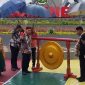 PEMUKULAN GONG: Bupati Sumenep, Achmad Fauzi Wongsojudo saat mendampingi Menteri Kebudayaan RI Fadli Zon, saat meresmikan Monumen Keris Arya Wiraraja di Kecamatan Pragaan (SandGT - Seputar Jatim)