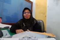 MENJELASKAN: Kepala Bidang Pelayanan Pendaftaran Penduduk, Kabupaten Sumenep, Wahasah, saat ditemui di kantornya (SandiGT - Seputar Jatim)