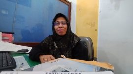 MENJELASKAN: Kepala Bidang Pelayanan Pendaftaran Penduduk, Kabupaten Sumenep, Wahasah, saat ditemui di kantornya (SandiGT - Seputar Jatim)