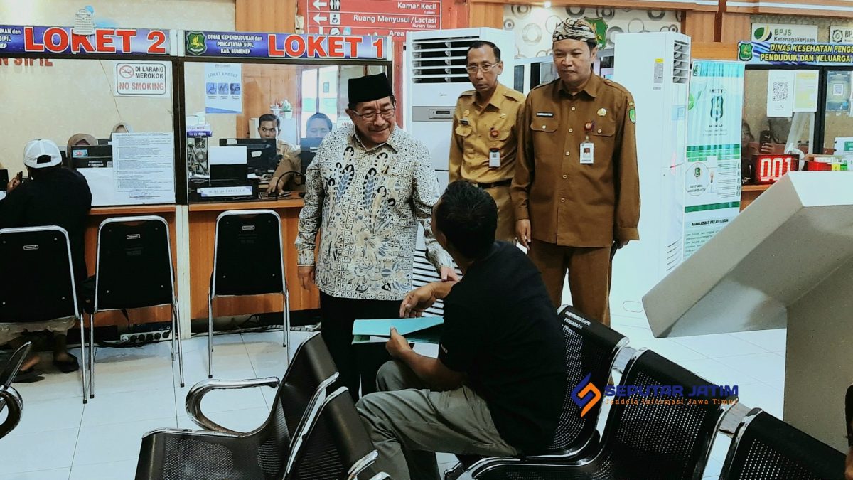 MENYAPA MASYARAKAT: Wabup Sumenep, Imam Hasyim, saat melakukan kunjungan di MPP (Mufti Che - Seputar Jatim)