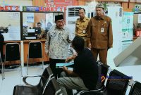 MENYAPA MASYARAKAT: Wabup Sumenep, Imam Hasyim, saat melakukan kunjungan di MPP (Mufti Che - Seputar Jatim)