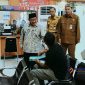 MENYAPA MASYARAKAT: Wabup Sumenep, Imam Hasyim, saat melakukan kunjungan di MPP (Mufti Che - Seputar Jatim)