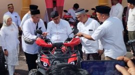 NGOBROL: Bupati Sumenep, Ahmad Fauzi Wongsojudo, didampingi Kepala Disbudporapa, Moh. Iksan, saat naik motor ATV bantuan dari CSR Bank Jatim (SandiGT - Seputar Jatim)