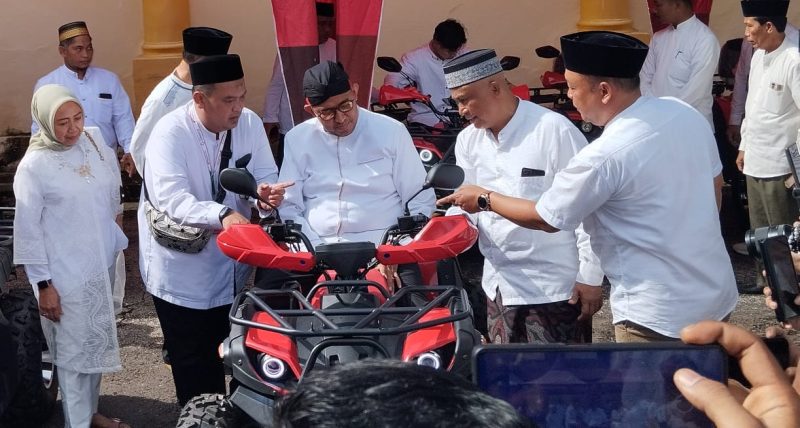 NGOBROL: Bupati Sumenep, Ahmad Fauzi Wongsojudo, didampingi Kepala Disbudporapa, Moh. Iksan, saat naik motor ATV bantuan dari CSR Bank Jatim (SandiGT - Seputar Jatim)