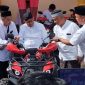 NGOBROL: Bupati Sumenep, Ahmad Fauzi Wongsojudo, didampingi Kepala Disbudporapa, Moh. Iksan, saat naik motor ATV bantuan dari CSR Bank Jatim (SandiGT - Seputar Jatim)