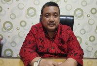 BATIK: Kepala Bakesbangpol Sumenep 2025, Dzulkarnain saat diwawancarai di kantornya (SandiGT - Seputar Jatim)