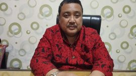 BATIK: Kepala Bakesbangpol Sumenep 2025, Dzulkarnain saat diwawancarai di kantornya (SandiGT - Seputar Jatim)