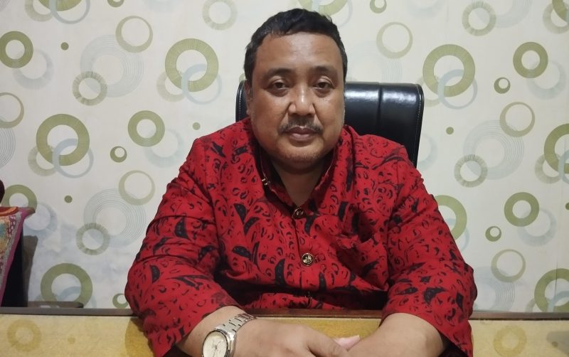 BATIK: Kepala Bakesbangpol Sumenep 2025, Dzulkarnain saat diwawancarai di kantornya (SandiGT - Seputar Jatim)
