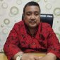 BATIK: Kepala Bakesbangpol Sumenep 2025, Dzulkarnain saat diwawancarai di kantornya (SandiGT - Seputar Jatim)