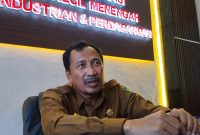 SANTAI: Kepala DKUPP Kabupaten Sumenep, Moh. Ramli, saat ditemui di kantornya (SandiGT - Seputar Jatim)