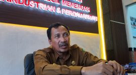 SANTAI: Kepala DKUPP Kabupaten Sumenep, Moh. Ramli, saat ditemui di kantornya (SandiGT - Seputar Jatim)