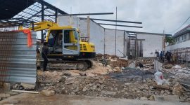 MENGERJAKAN: Proses pembangunan tempat mie gacoan di Kabupaten Sumenep (SandiGT - Seputar Jatim)