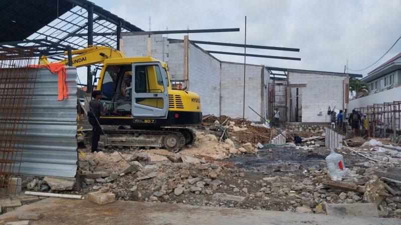 MENGERJAKAN: Proses pembangunan tempat mie gacoan di Kabupaten Sumenep (SandiGT - Seputar Jatim)