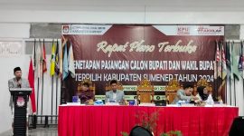 MEMUTUSKAN: Ketua KPU Sumenep, Nurus Syamsi, saat menetepkan Bupati dam Wakil Bupati Sumenep terpilih pada Pilkada 2024 (Edy - Seputar Jatim)