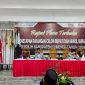 MEMUTUSKAN: Ketua KPU Sumenep, Nurus Syamsi, saat menetepkan Bupati dam Wakil Bupati Sumenep terpilih pada Pilkada 2024 (Edy - Seputar Jatim)