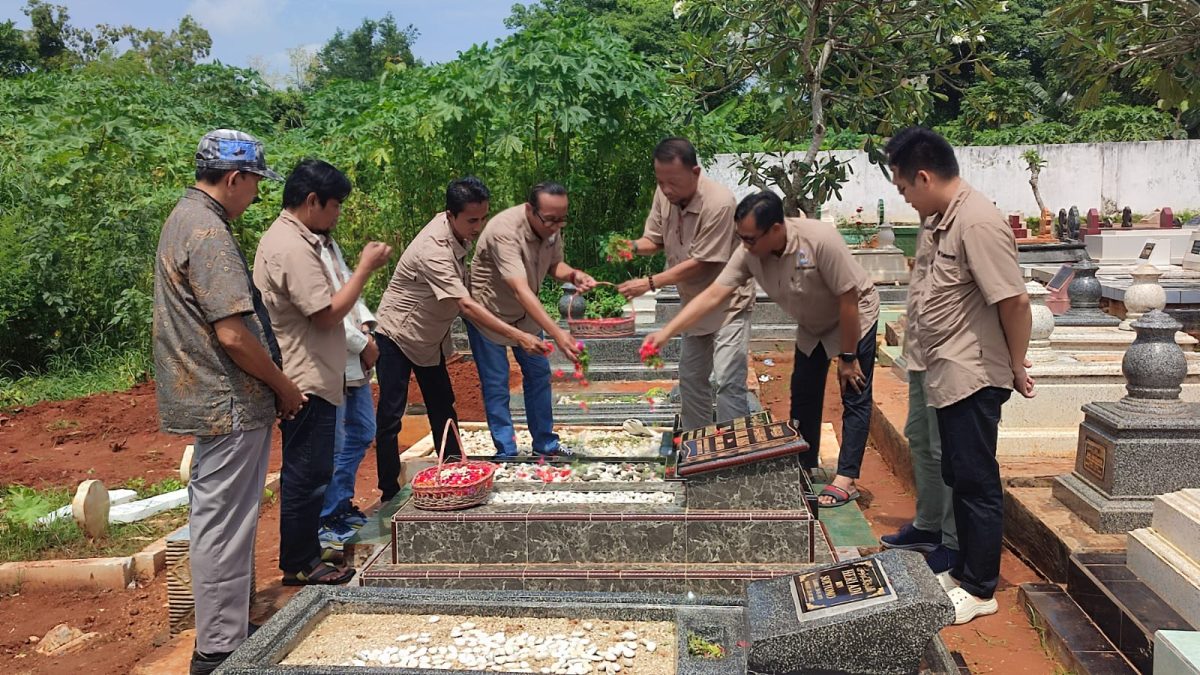 TABUR BUNGA: Sejumlah anggota PWI Sumenep saat menggelar ziarah kubur dalam rangka HPN dan HUT PWI ke-79