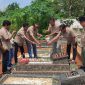 TABUR BUNGA: Sejumlah anggota PWI Sumenep saat menggelar ziarah kubur dalam rangka HPN dan HUT PWI ke-79