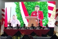 LAYAR: Sekda Sumenep, Edy Rasyadi, saat memberikan sambutan dalam agenda penyerahan SK bupati dan wakil bupati terpilih Pilkada 2024 (SandiGT - Seputar Jatim)