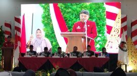 LAYAR: Sekda Sumenep, Edy Rasyadi, saat memberikan sambutan dalam agenda penyerahan SK bupati dan wakil bupati terpilih Pilkada 2024 (SandiGT - Seputar Jatim)