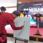 TAMPIL: Sekretaris Daerah (Sekda) Kabupaten Sumenep, Edy Rasyadi, saat melukis sebagai tanda membuka pameran lukisan (SandiGT - Seputar Jatim)