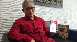 SANTAI: Direktur Utama (Dirut) BPRS Bhakti Sumekar, Hairil Fajar (Doc. Seputar Jatim)