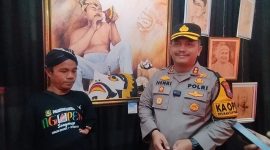 TERSENYUM : Kapolres Sumenep, AKBP Henri Noveri Santoso, saat membeli lukisan karya seniman penyandang disabilitas (SandiGT - Seputar Jatim)