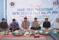KHIDMAT: PWI Sumenep menggelar potong tumpeng yang dihadiri jajaran Forkopimda setempat dalam rangka memperingati HPN 2025 serta HUT PWI ke 79