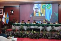 LAYAR: Rektor Uniba Madura, Rachmad Hidayat, saat memberikan sambutan kepada ratusan mahasiswa yang diwisuda
