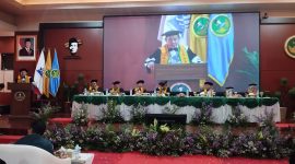 LAYAR: Rektor Uniba Madura, Rachmad Hidayat, saat memberikan sambutan kepada ratusan mahasiswa yang diwisuda
