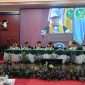 LAYAR: Rektor Uniba Madura, Rachmad Hidayat, saat memberikan sambutan kepada ratusan mahasiswa yang diwisuda