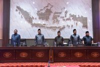 BERDIRI: DPRD Sumenep saat mengumumkan pemenang Pilkada 2024