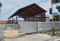 BERDIRI KOKOH: Suasana pengerjaan tempat Mie Gacoan di Sumenep (SandiGT - Seputar Jatim)