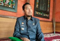 SANTAI: Bupati Sumenep, Ahmad Fauzi Wongsojudo, saat bincang-bincang terkait musik tradisional gamelan (SandiGT - Seputar Jatim)