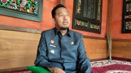 SANTAI: Bupati Sumenep, Ahmad Fauzi Wongsojudo, saat bincang-bincang terkait musik tradisional gamelan (SandiGT - Seputar Jatim)