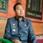 SANTAI: Bupati Sumenep, Ahmad Fauzi Wongsojudo, saat bincang-bincang terkait musik tradisional gamelan (SandiGT - Seputar Jatim)