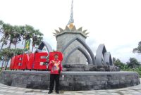 BERDIRI: Kepala Disbudparpora Sumenep, Moh. Iksan, saat menunjukkan tugu keris (SandiGT - Seputar Jatim)