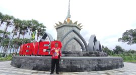 BERDIRI: Kepala Disbudparpora Sumenep, Moh. Iksan, saat menunjukkan tugu keris (SandiGT - Seputar Jatim)