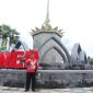 BERDIRI: Kepala Disbudparpora Sumenep, Moh. Iksan, saat menunjukkan tugu keris (SandiGT - Seputar Jatim)