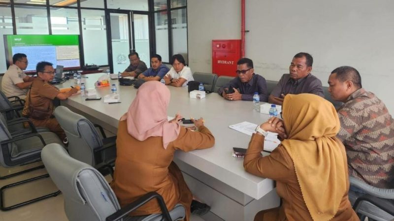 RAPAT: Anggota Komisi III (DPRD) Sumenep melakukan pertemuan dengan ESDM Jawa Timur, untuk menuntaskan masalah tambang ilegal (Doc. Seputar Jatim)