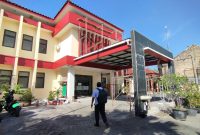 CERAH: Pegawai berjalan menuju Kantor Dinas Pendidikan Kabupaten Sumenep (SandiGT - Seputar Jatim)