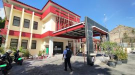 CERAH: Pegawai berjalan menuju Kantor Dinas Pendidikan Kabupaten Sumenep (SandiGT - Seputar Jatim)