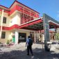 CERAH: Pegawai berjalan menuju Kantor Dinas Pendidikan Kabupaten Sumenep (SandiGT - Seputar Jatim)