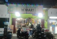 BUKA 24 JAM: Suasana Toko Kelontong Madura di Kota Malang, saat ada pembeli yang mengendarai sepeda motor (Mufti Che - Seputar Jatim)