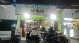 BUKA 24 JAM: Suasana Toko Kelontong Madura di Kota Malang, saat ada pembeli yang mengendarai sepeda motor (Mufti Che - Seputar Jatim)