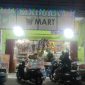 BUKA 24 JAM: Suasana Toko Kelontong Madura di Kota Malang, saat ada pembeli yang mengendarai sepeda motor (Mufti Che - Seputar Jatim)