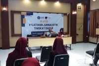 FOKUS: Pimred Seputar Jatim, Ibnu Hajar, saat memberikan materi pada Pelatihan Jurnalistik Tingkat Dasar UKM LPM Maharaja, Unija Sumenep (SandiGT-Seputar Jatim)