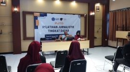 FOKUS: Pimred Seputar Jatim, Ibnu Hajar, saat memberikan materi pada Pelatihan Jurnalistik Tingkat Dasar UKM LPM Maharaja, Unija Sumenep (SandiGT-Seputar Jatim)