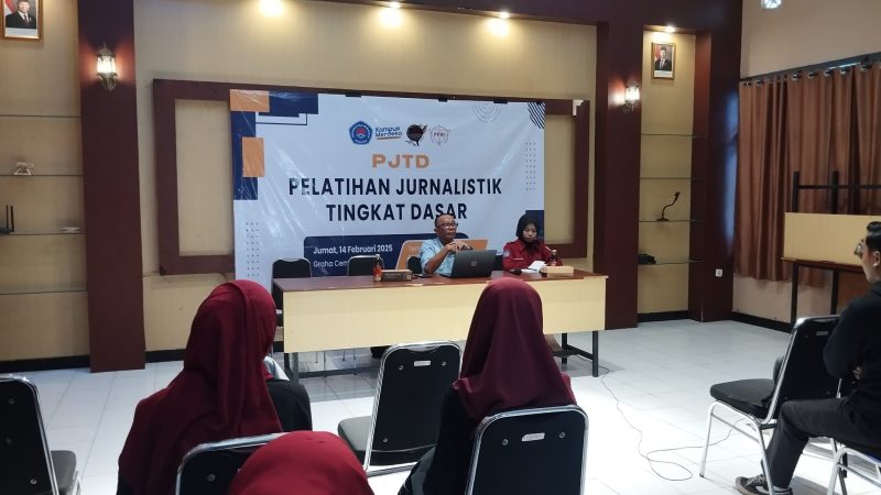 FOKUS: Pimred Seputar Jatim, Ibnu Hajar, saat memberikan materi pada Pelatihan Jurnalistik Tingkat Dasar UKM LPM Maharaja, Unija Sumenep (SandiGT-Seputar Jatim)